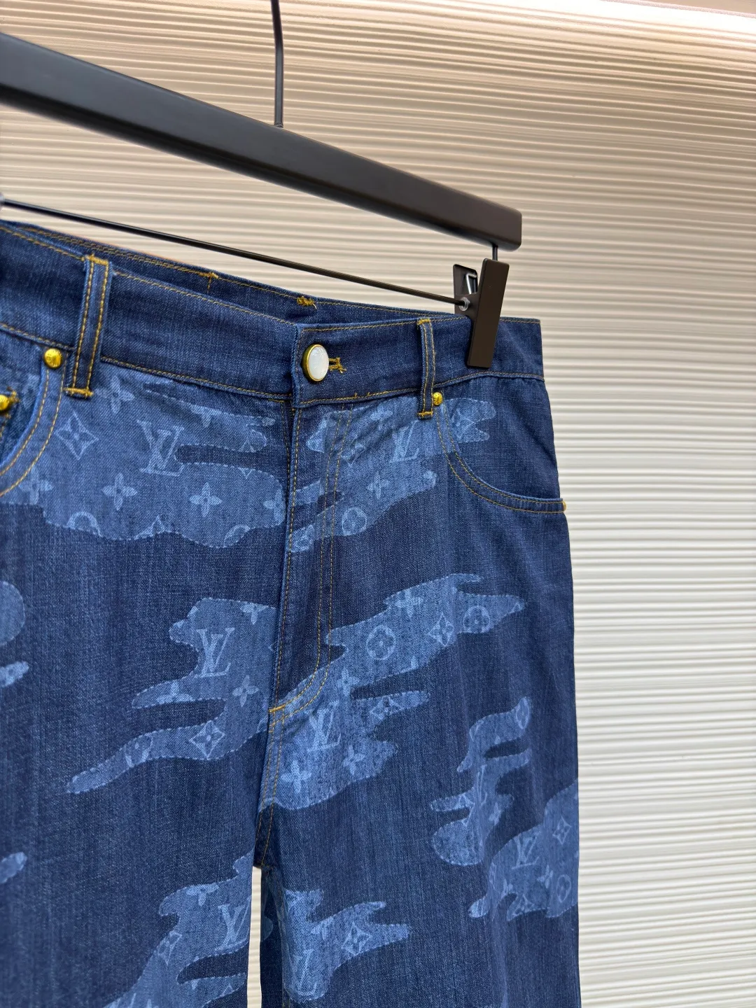 LOUIS VUITTON chambray shorts ●Authentic product: 12000 purchased and developed ●Item number: 1680264-A75 ●Fabric: Lyocell fiber denim fabric ●Technology: Made on positioning cutting machine ●Version: Fitted version ●Weight: about 260 grams ●Size: S-M-L-XL ●Description: Made of Lyocell fiber denim TR lining, positioning cutting machine, garment washing and fading, customized 1:1 pearl buttons, customized 1:1 rivets, customized 1:1 zippers, customized 1:1 leather labels, customized 1:1 trademarks. The overall wiring is straight and delicate, the fabric is comfortable and soft, and the color is consistent without color difference. It can be matched with the same style to create a fashionable look and control various occasions. Customized accessories, complete with three standards, same style for men and women!